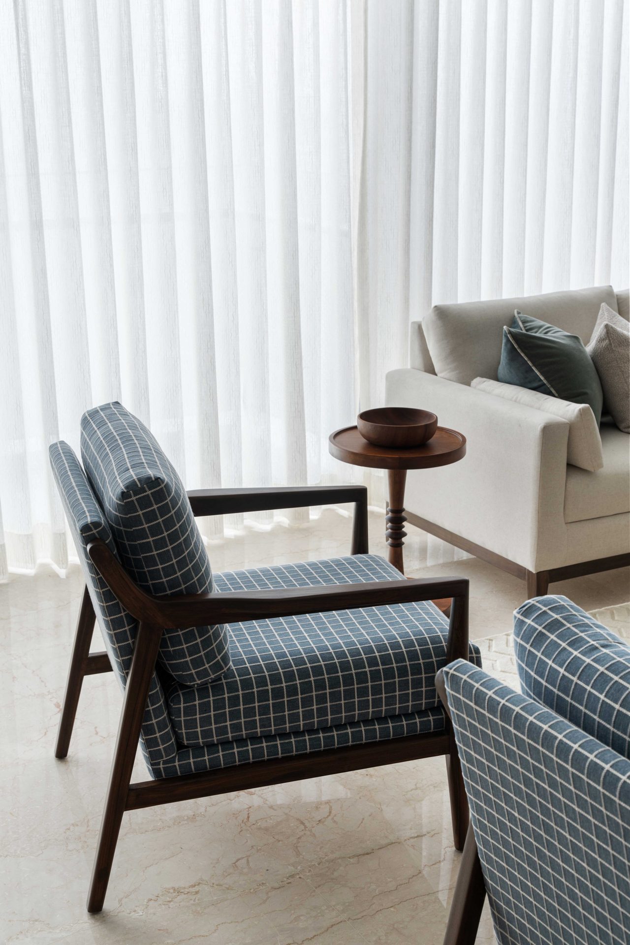 Oberoi Enigma - Lounge chairs by the window